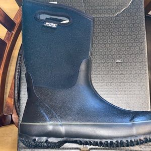 Kids Bogs Size 5 youth (big kids) NIB black